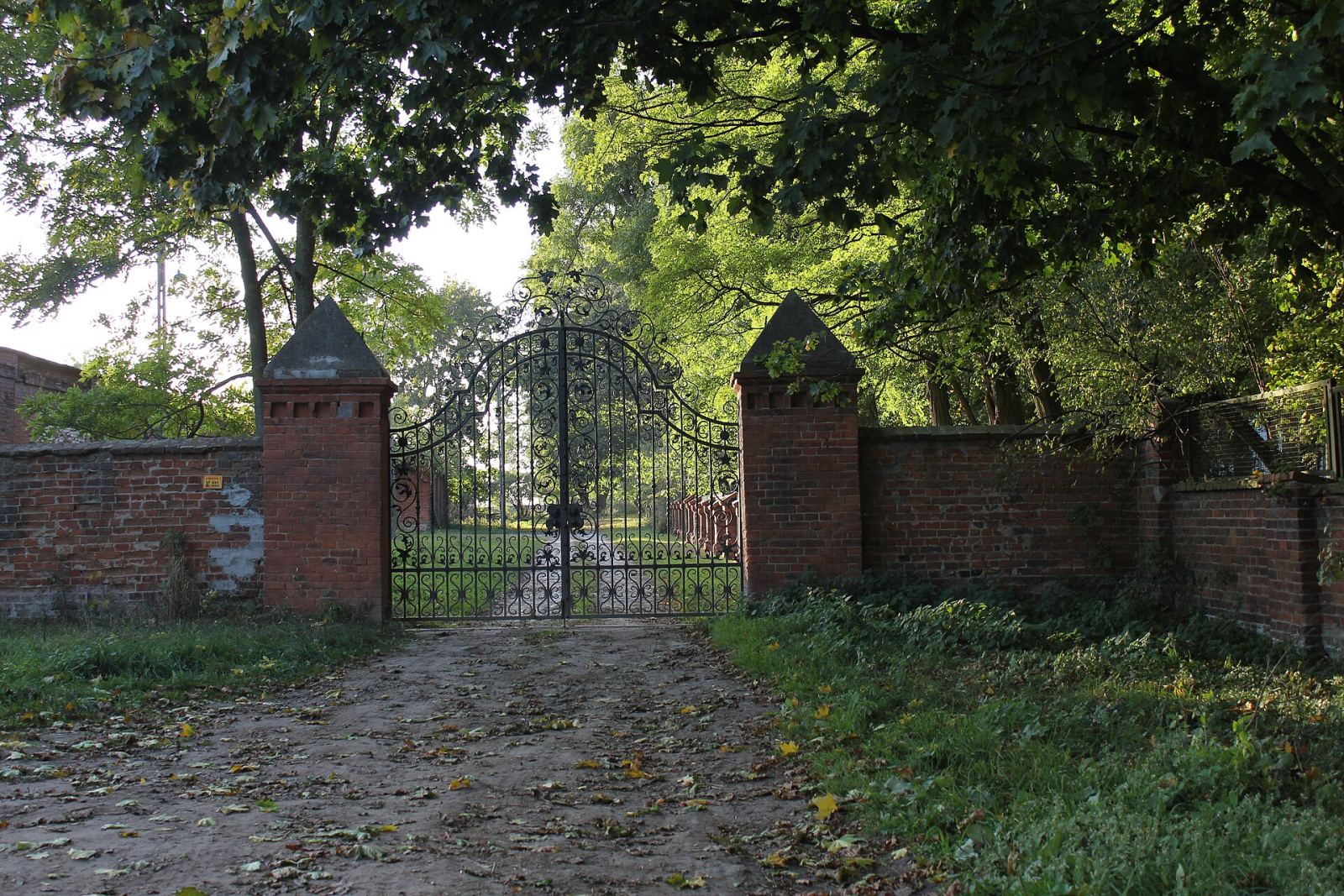 Ogrodzenie z bramą, Dębe Małe
