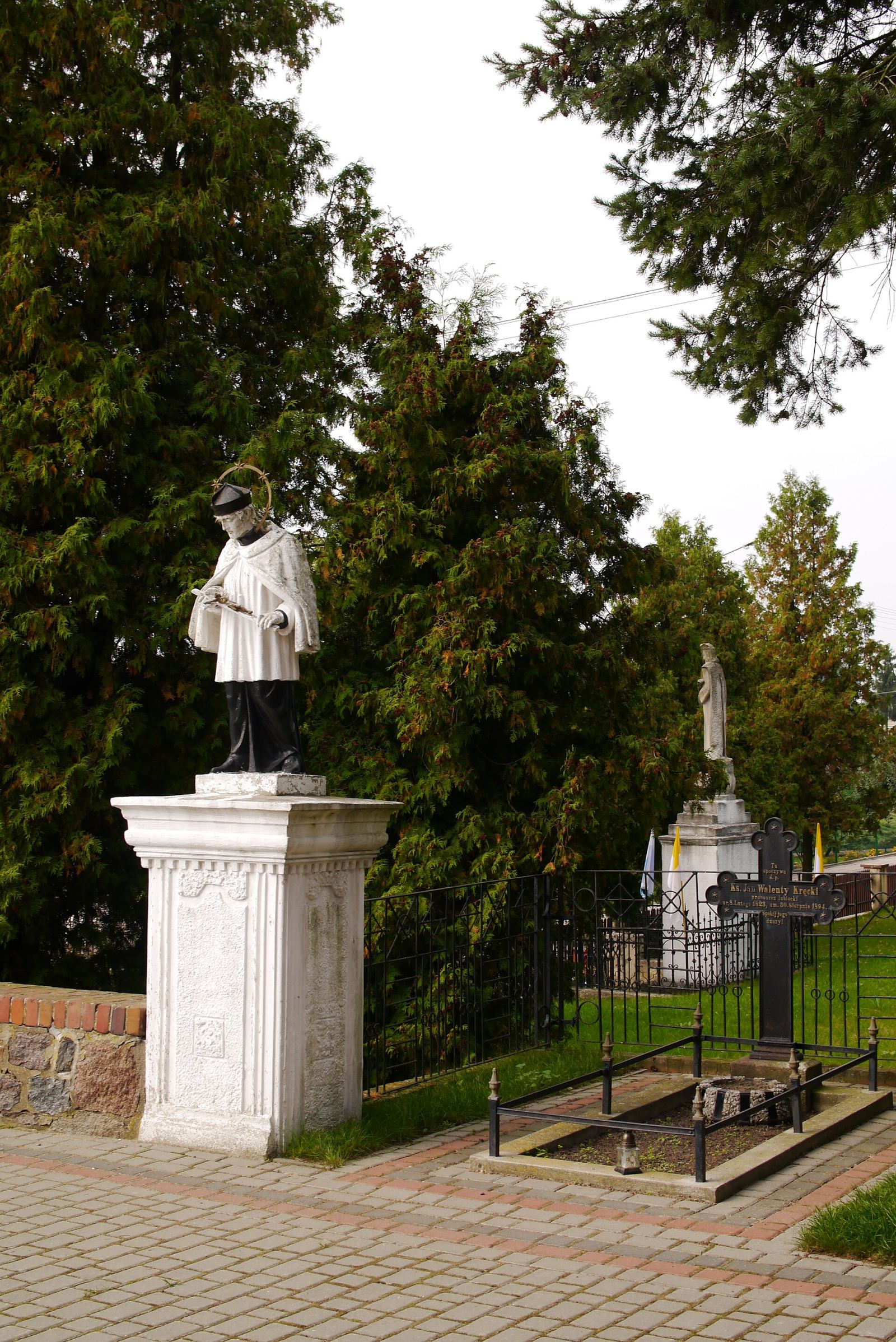 Cmentarz przykościelny, Lubcz