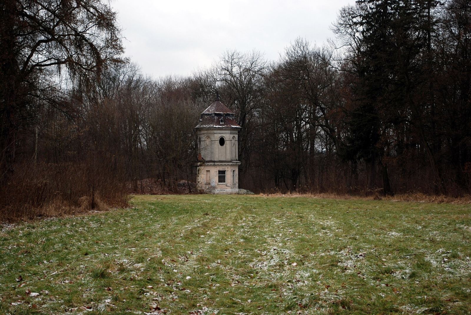 Ruiny pałacu z wieżą, Kamień