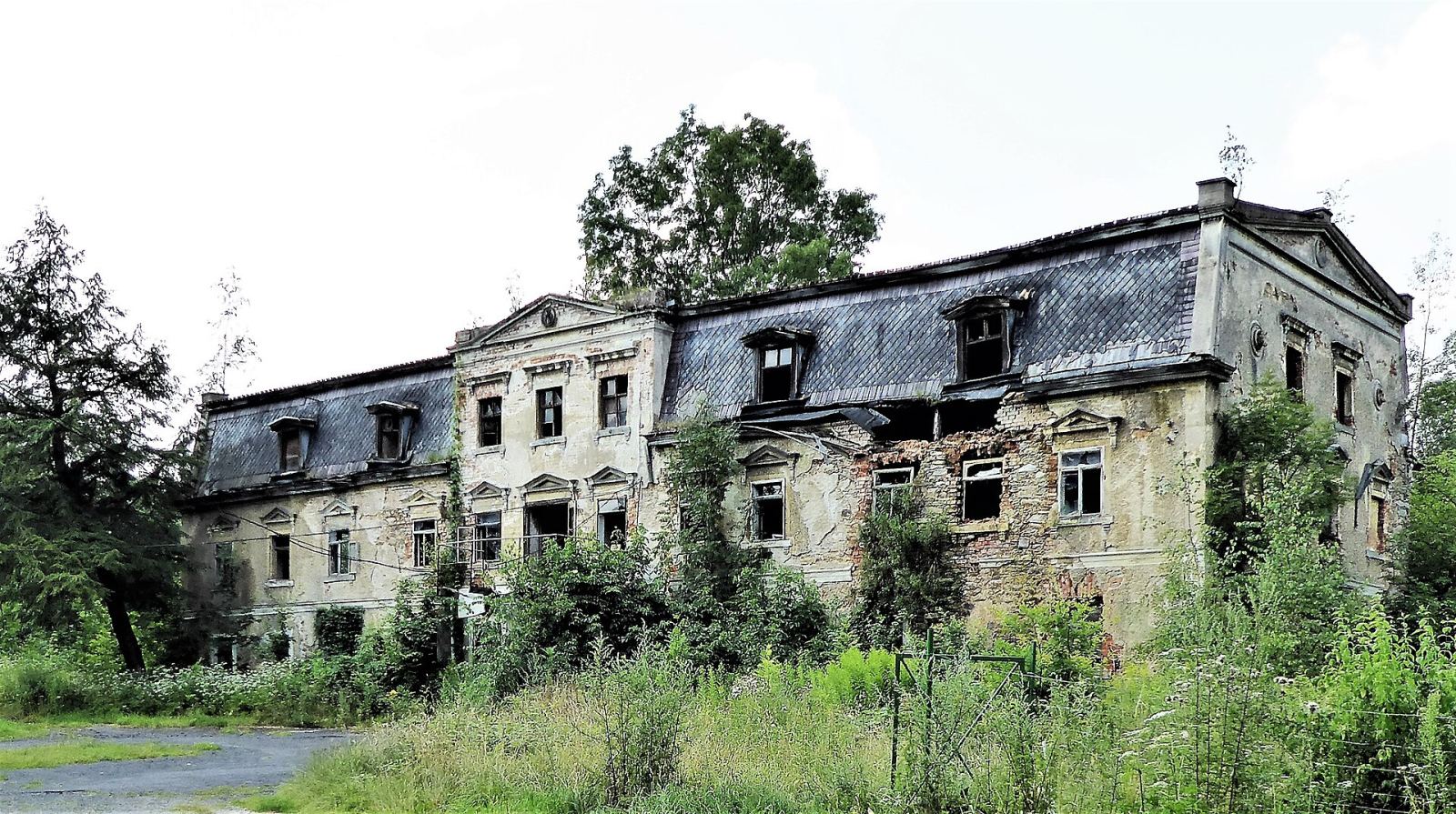 Dwór, ob. dom, Karłowiec