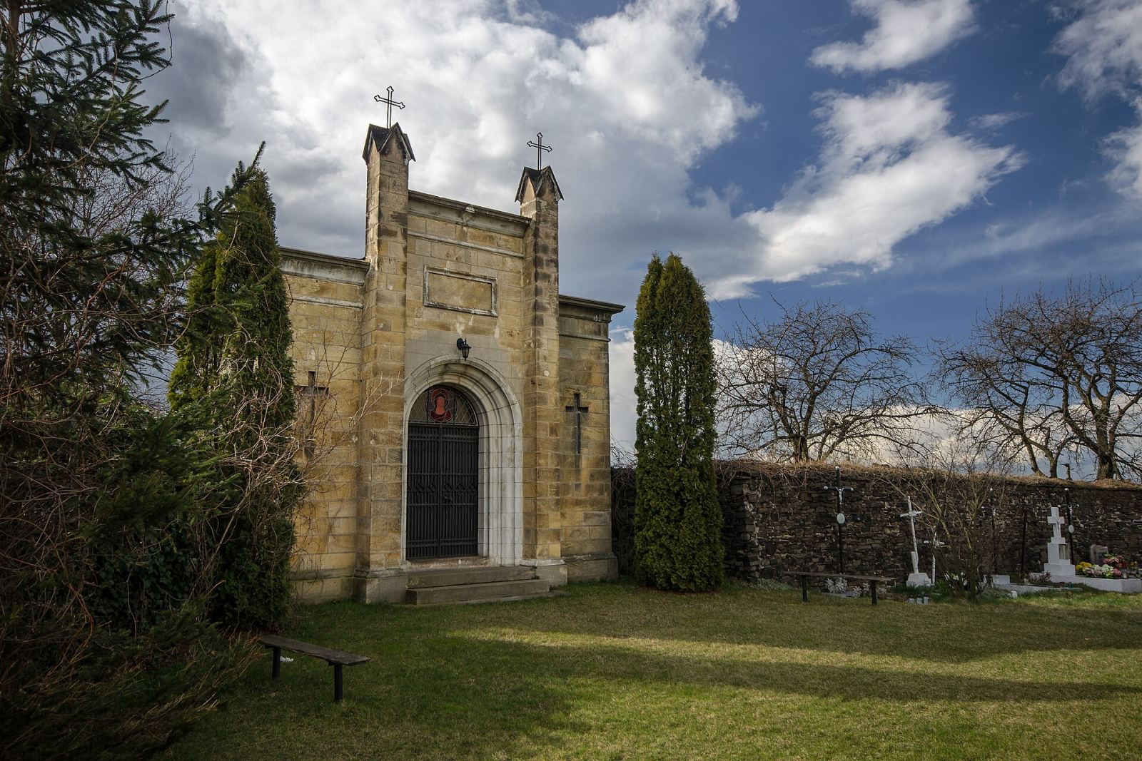 Przykościelny cmentarz rzymskokatolicki, Słup