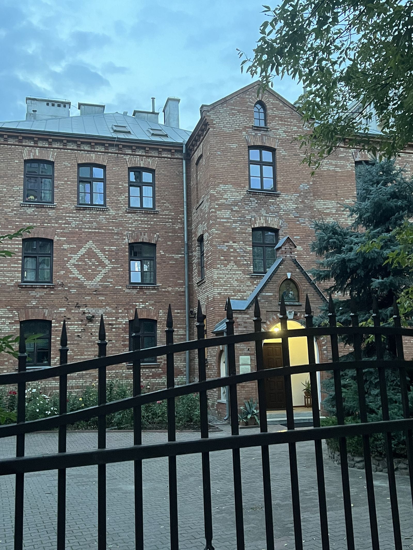 Ogrodzenie posesji, Warszawa